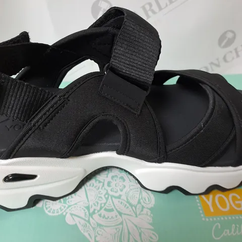 BOXED CALI FROM SKECHERS IN BLACK SIZE 6                