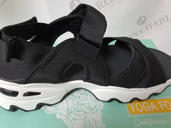 BOXED CALI FROM SKECHERS IN BLACK SIZE 6                