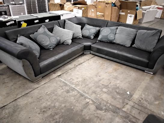 DESIGNER BLACK FAUX LEATHER & GREY FABRIC CORNER GROUP WITH SCATTER CUSHIONS 