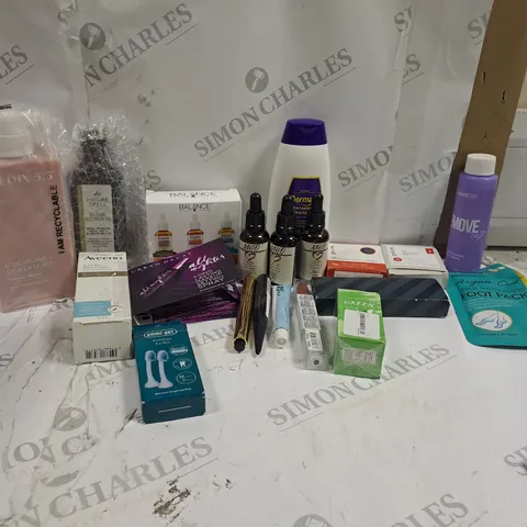 BOX OF APPROXIMATLY 20 ASSORTED ITEMS TO INCLUDE MEDIX, AVEENO, HARRYS ETC