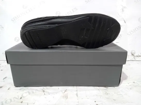 BOXED PAIR OF EMPORIO ARMANI EA EAGLE LEATHER SNEAKERS IN BLACK UK SIZE 8