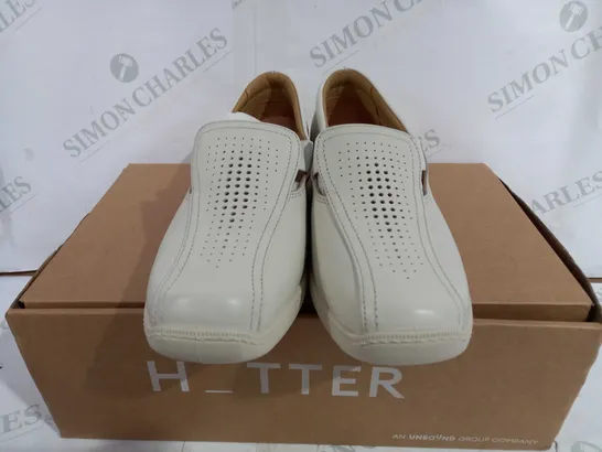 BOXED PAIR OF HOTTER CALYPSO II SHOES IN IVORY WHITE - UK 4.5