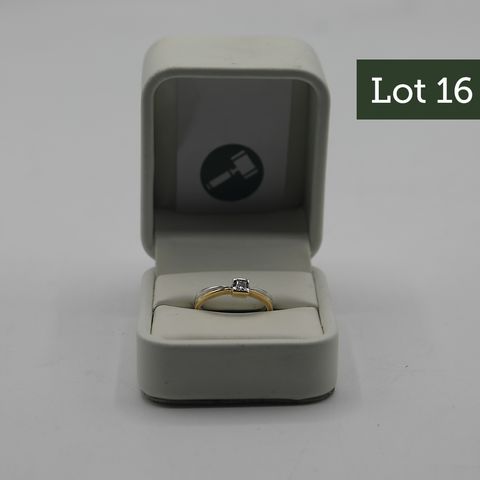 DESIGNER 18ct TWO TONE GOLD SOLIATIRE RING SET WITH A PRINCESS CUT DIAMOND