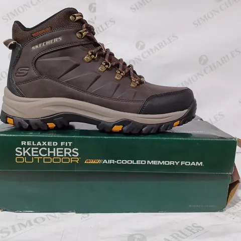 BOXED PAIR OF SKECHERS OUTDOOR RELAXED FIT BOOTS IN BROWN UK SIZE 9