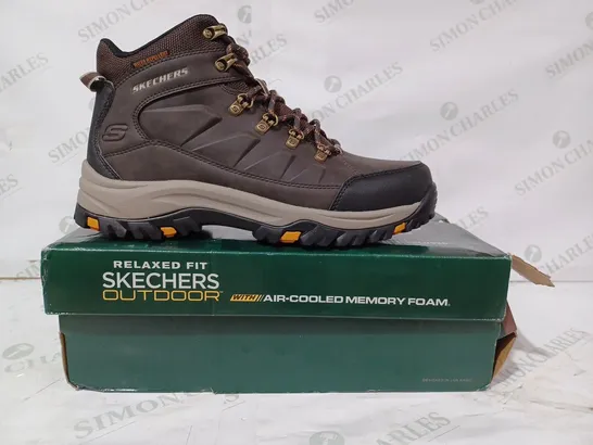 BOXED PAIR OF SKECHERS OUTDOOR RELAXED FIT BOOTS IN BROWN UK SIZE 9