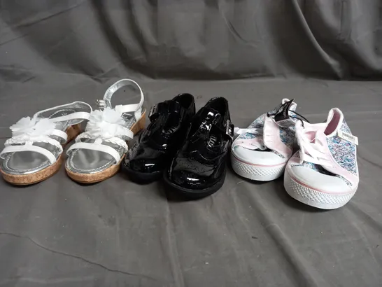 APPROXIMATELY 12NASSORTED KIDS PAIRS OF SHOES IN VARIOUS COLOURS, STYLES, AND SIZES