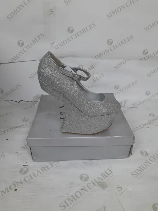 BOXED PAIR OF CASANDRA PLATFORM STRAP SHOE IN SILVER GLITTER SIZE 4