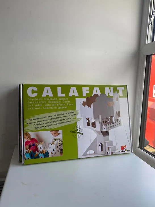 5 ASSORTED BRAND NEW CALAFANT ITEMS TO INCLUDE 4 X TREEHOUSE AND 1 X ROBOT