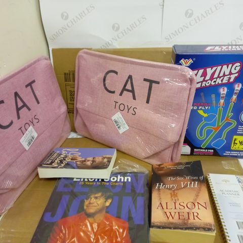 LOT OF APPROX 15 ASSORTED HOUSEHOLD ITEMS TO INCLUDE: CAT TOY ORGANIZERS, FLYING ROCKETS, BOOKS