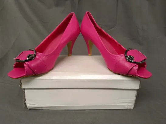 BOXED PAIR OF DESIGNER OPEN TOE MID HEELED SHOES IN FUCHSIA EU SIZE 39