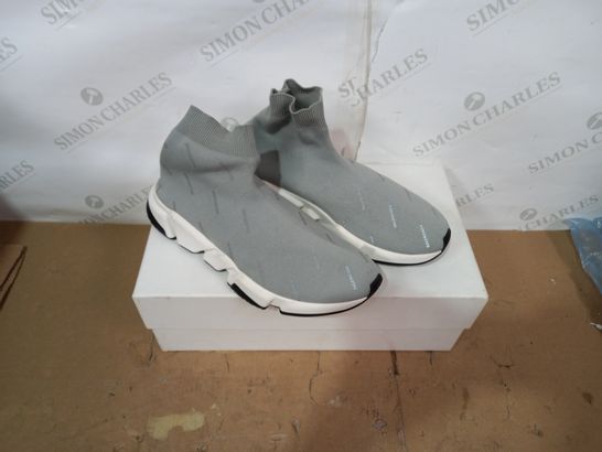 BOXED PAIR OF DESIGNER GREY/WHITE TRAINERS SIZE 6