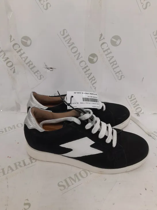 BOXED PAIR OF DUNE LONDON ENERGISED LIGHTNING BOLT TRAINERS IN BLACK/WHITE SIZE 4