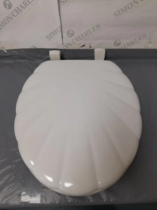 BOXED BEMIS SEASHELL TOILET SEAT WHITE