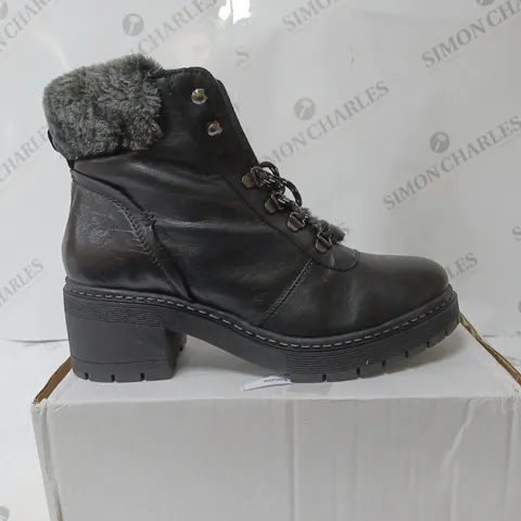 MODA CHARCOAL FAUX FUR METAL LACED HIKER SIZE 8