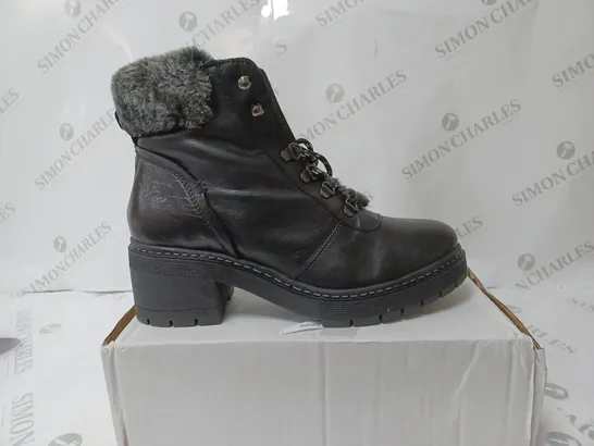 MODA CHARCOAL FAUX FUR METAL LACED HIKER SIZE 8