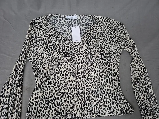 MNG V-NECK BLOUSE IN CREAM/BLACK ANIMAL PRINT SIZE LARGE