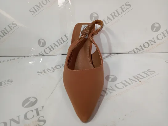 BOXED PAIR OF AZAREY POINTED TOE SLING-BACK HEELS IN TAN W. GITTER EFFECT EU SIZE 37