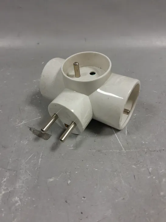 APPROXIMATELY 30 EUROPEAN 3 WAY EXTENSION PLUGS	