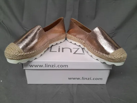 BOX OF APPROXIMATELY 10 BOXED PAIRS OF LINZI SLIP-ON SHOES IN ROSE GOLD - VARIOUS SIZES