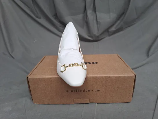 BOXED PAIR OF DUNE LONDON BLOCK HEEL SNAFFLE SHOE IN WHITE LEATHER SIZE 6