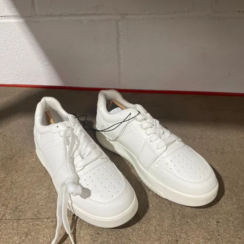 PAIR OF NEW LOOK WHITE TRAINERS SIZE 7 