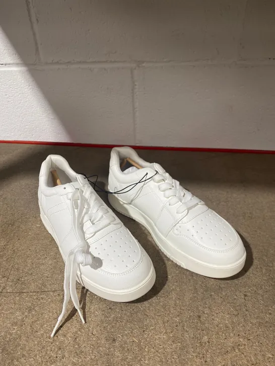 PAIR OF NEW LOOK WHITE TRAINERS SIZE 7 