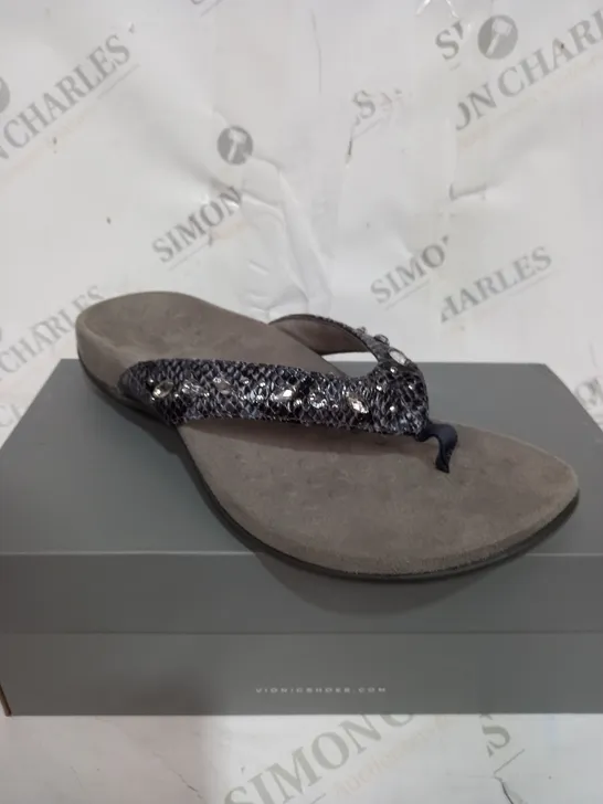 BOXED PAIR OF VIONIC REST LUCIA SANDALS IN SLATE SIZE 6