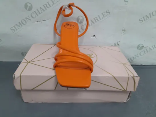 BOXED PAIR OF ESSEX GLAM OPEN TOE BLOCK HEEL SYNTHETIC LEATHER SANDALS IN ORANGE UK SIZE 3