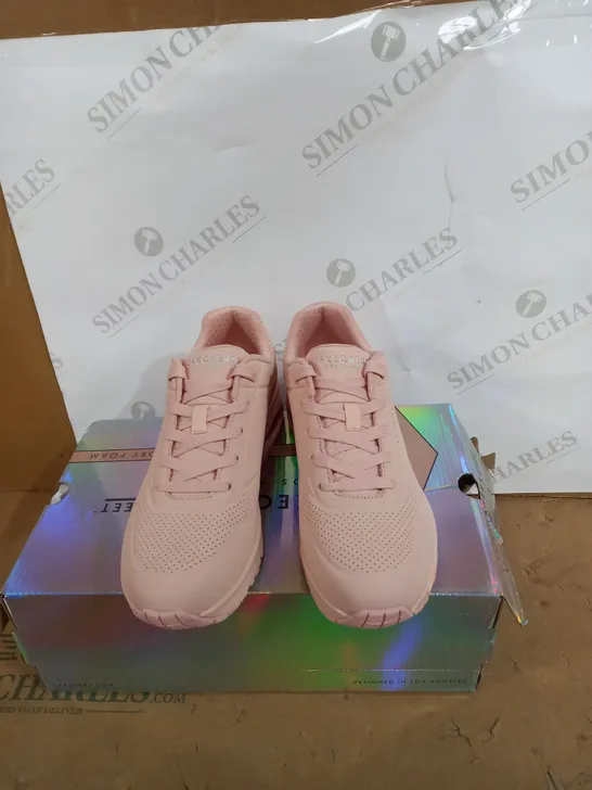 SIZE 4 SKECHERS UNO KICK TRAINERS LIGHT PINK