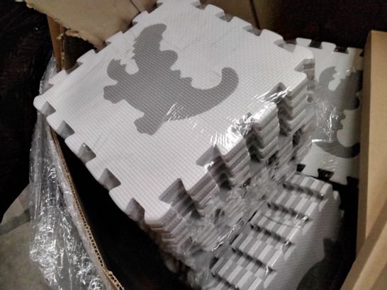 PALLET OF ASSORTED ITEMS INCLUDING GREY BABY CHANGING BACK PACKS, FOAM INTERLOCKING PLAY TILES,  CUSHIONS, BOXED BATH RACKS.