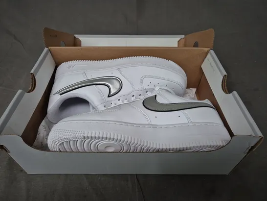 BOXED PAIR OF NIKE WOMEN'S AIR FORCE 1 '07 ESS SHOES IN WHITE/METALLIC SILVER UK SIZE 6