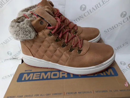 BOXED PAIR OF SKECHERS BOBS SKIPPER WAVE DIAMOND QUILTS BOOTS IN CHESTNUT UK SIZE 7