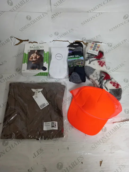 BOX OF APPROXIMATELY 22 ASSORTED CLOTHING ITEMS TO INCUDE - HAT , SOCKS , BOXERS ETC