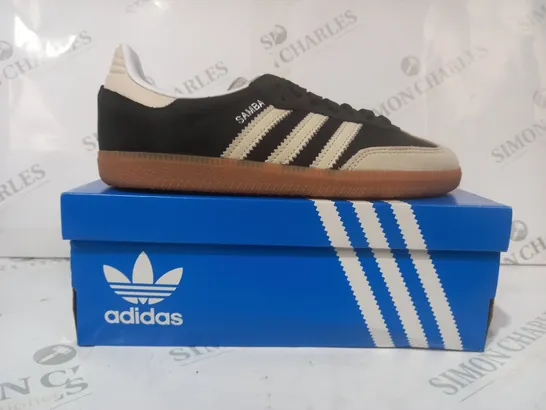 BOXED PAIR OF ADIDAS SAMBA OG SHOES IN BLACK/WHITE UK SIZE 6