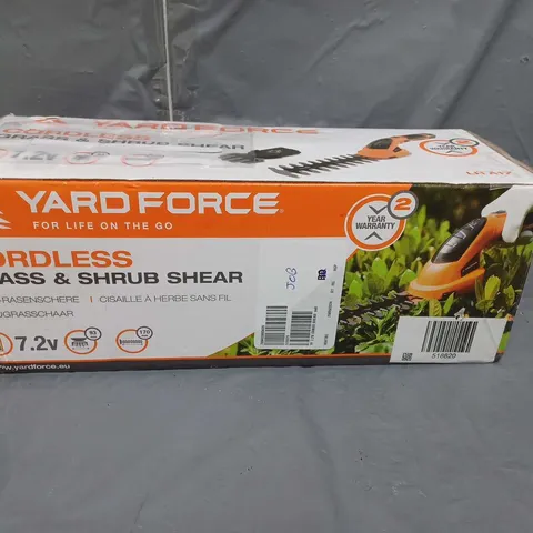 APPROXIMATELY 9 GARDEN AND HOUSEHOLD ITEMS TO INCLUDE FOOD CHOPPER, GARDEN SHEARS AND LIGHTING