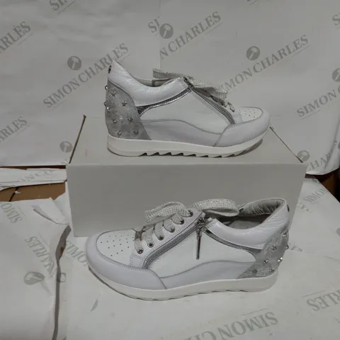 BOXED PAIR OF MODA WHITE WEDGE TRAINERS - SIZE 7