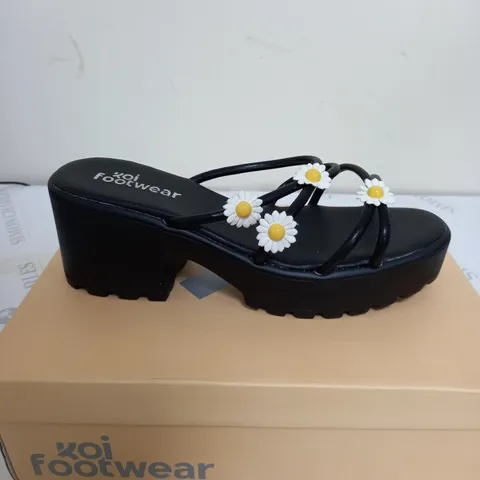 BRAND NEW BOXED PAIR OF KOI VEGAN LEATHER BLOOMING DAISY OASIS STRAPPY SLIDERS IN BLACK UK SIZE 6
