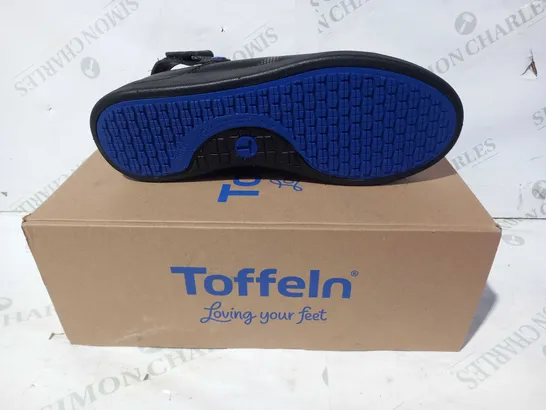 BOXED PAIR OF TOFFELN ULTRALITE CLOG SLIP ON SHOES IN BLACK UK SIZE 9