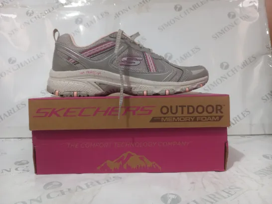 BOXED PAIR OF SKECHERS MEMORY FOAM TRAIL SHOES IN GREY/PURPLE SIZE 7