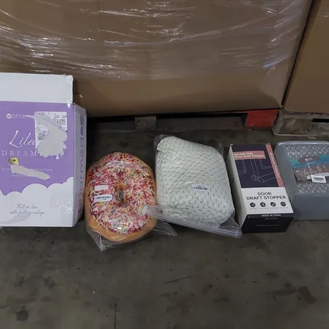 PALLET OF ASSORTED ITEMS INCLUDING: PILLOWS, DRAFT STOPPER, CUSHIONS 