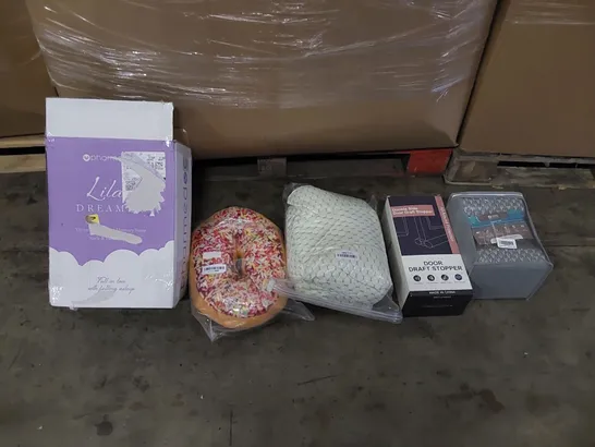 PALLET OF ASSORTED ITEMS INCLUDING: PILLOWS, DRAFT STOPPER, CUSHIONS 