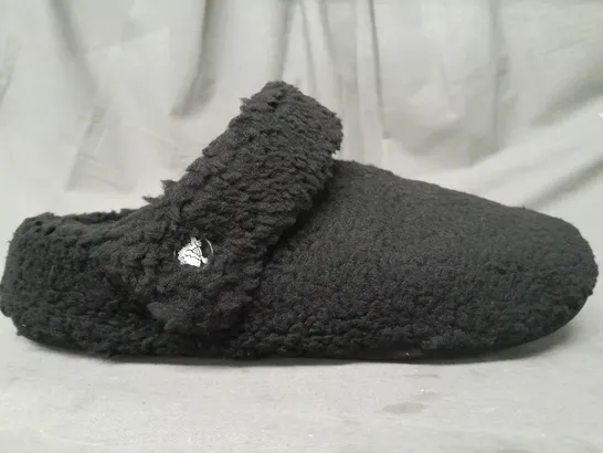 PAIR OF CROCS CLASSIC COZZZY SLIPPERS IN BLACK UK SIZE M7/W8