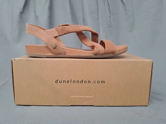 BOXED PAIR OF DUNE LONDON LANDIES OPEN TOE CROSS STRAP SANDALS IN CAMEL EU SIZE 37