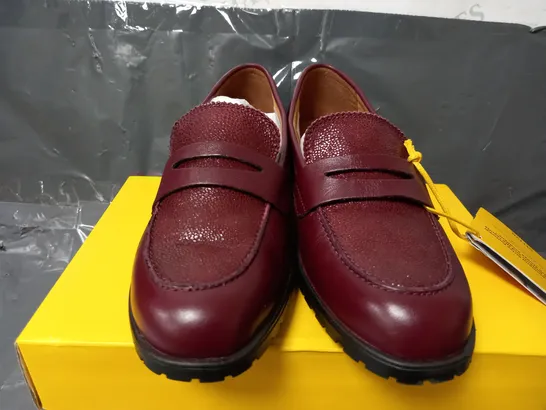 STRIVE SEVILLE SHOES IN CHERRY - UK 5.5