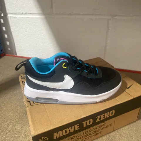 BOXED PAIR OF NIKE AIR MAX MOTIF JNR TRAINERS SIZE 11 KIDS