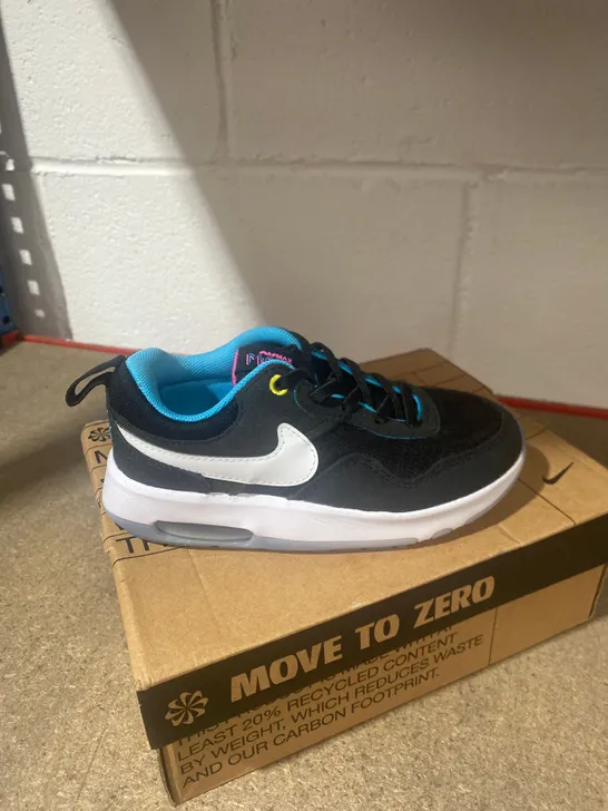 BOXED PAIR OF NIKE AIR MAX MOTIF JNR TRAINERS SIZE 11 KIDS