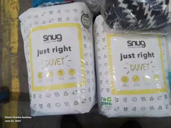 SELECTION OF APPROXIMATELY 10X QUALITY HOUSEHOLDS ITEMS TO INCLUDE X4 DUVETS, CLOTHES AIRER, MATTRESS TOPPER ROLLER BLINDS ETC. (SIZES AND PATTERNS VARY)