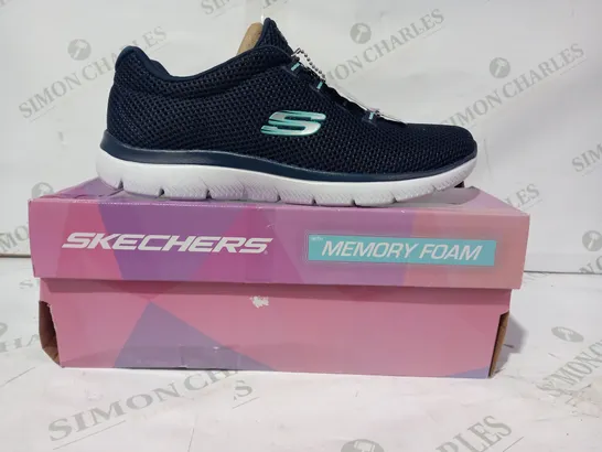 BOXED PAIR OF SKECHERS SUMMITS BUNGEE MEMORY FOAM TRAINERS IN NAVY UK SIZE 6