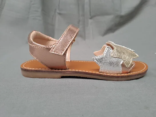 BOXED PAIR OF MINI BODEN KIDS METALLIC STAR OPEN TOE SANDALS EU SIZE 31