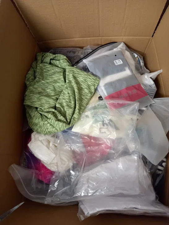 BOX OF APPROX 35 ASSORTED CLOTHING ITEMS TO INCLUDE - DRESSES, T-SHIRTS AND TROUSERS